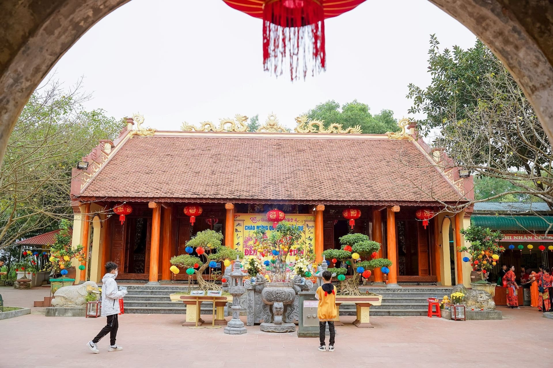 Đền Nưa – Am Tiên nằm trên đỉnh núi Nưa, thuộc xã Tân Ninh, huyện Triệu Sơn, tỉnh Thanh Hóa