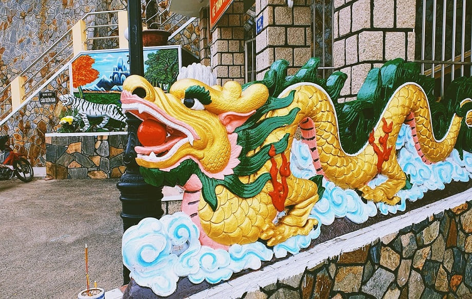 Kiến trúc và hệ thống thờ tự đặc sắc của Đền Dinh Cô