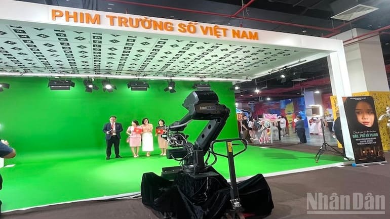Hàng trăm poster phim từ cổ điển đến hiện đại được trưng bày, tái hiện hành trình 80 năm của điện ảnh Việt.