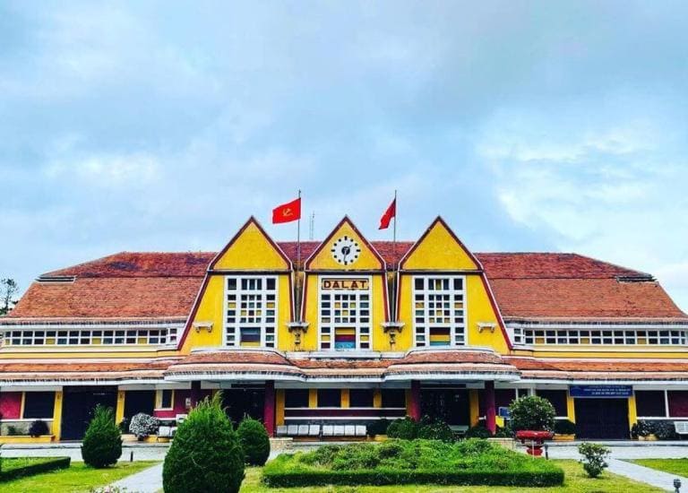 Ga Đà Lạt là một trong những điểm tham quan nổi tiếng của thành phố ngàn hoa