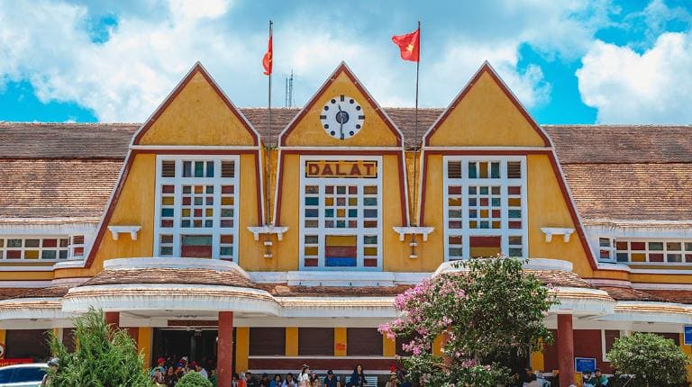 Ga Đà Lạt được người Pháp khởi công xây dựng vào năm 1932 và hoàn thành vào năm 1938, phục vụ tuyến đường sắt Đà Lạt