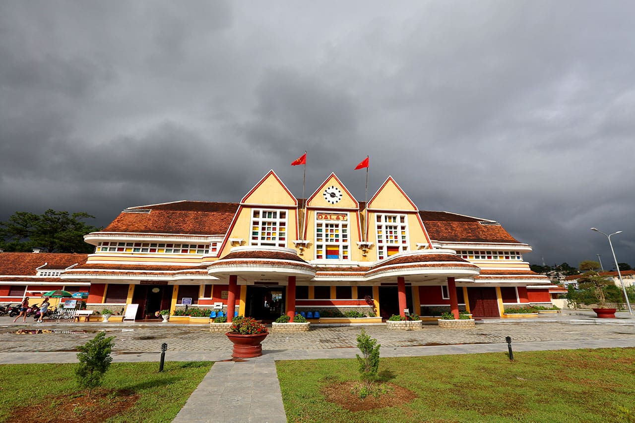 Ngay phía trước cổng ga là điểm check-in quen thuộc với không gian hoa cỏ rực rỡ và mái nhà hình chóp độc đáo