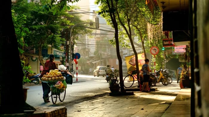 Hà Nội nằm ở trung tâm đồng bằng sông Hồng, tiếp giáp nhiều tỉnh thành quan trọng