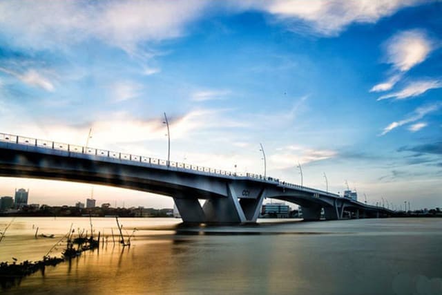 Cầu Thủ Thiêm 1, thường gọi là cầu Thủ Thiêm là cây cầu đầu tiên bắc qua sông Sài Gòn để kết nối Thủ Thiêm