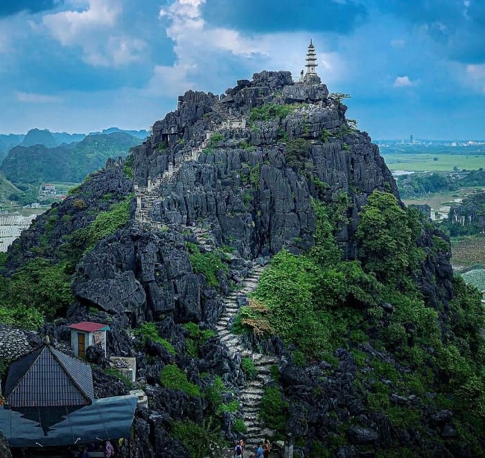 Hang Múa tọa lạc dưới chân núi Múa thuộc thôn Khê Đầu Hạ, xã Ninh Xuân, huyện Hoa Lư, tỉnh Ninh Bình