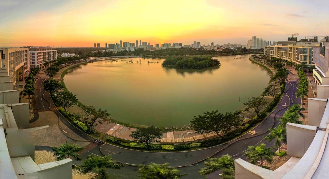 Từ trung tâm hồ, có thể thấy các công trình xung quanh đều được bố trí hướng về mặt nước, tạo nên sự gắn kết không gian.