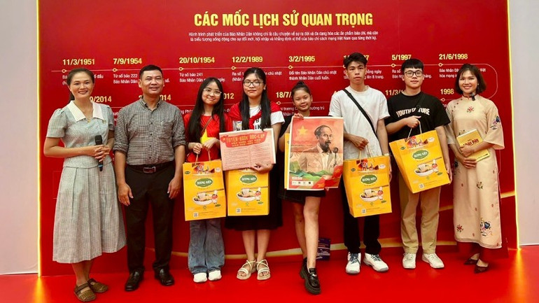 Các bạn trẻ tham gia thử thách mini game phấn khởi khi được nhận phụ san đặc biệt 2/9 và quà từ Ban tổ chức