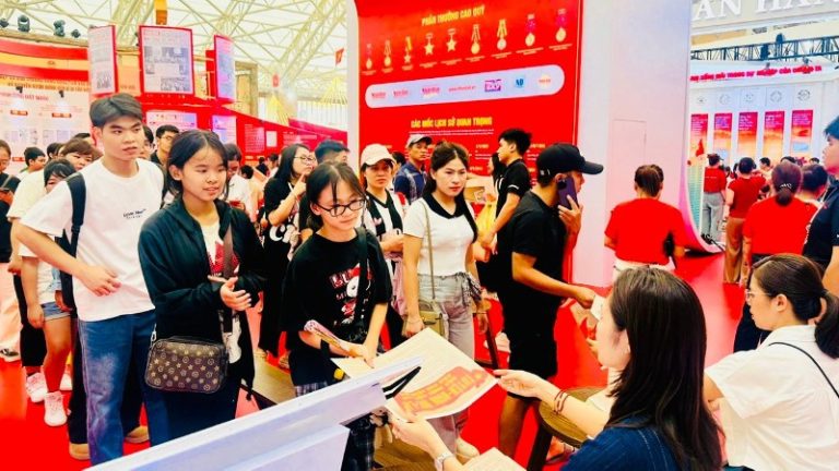 [NHÂN DÂN] TRIỂN LÃM “BÁO NHÂN DÂN – TIẾNG NÓI CỦA ĐẢNG, NHÀ NƯỚC VÀ NHÂN DÂN VIỆT NAM” THU HÚT ĐÔNG ĐẢO CÔNG CHÚNG