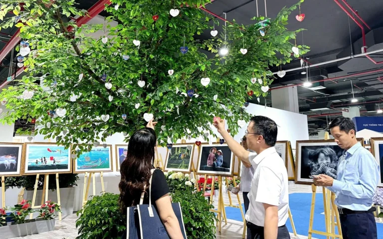 [PHỤ NỮ VIỆT NAM] GẦN 30 NGHÌN PHẦN QUÀ TẶNG KHÁN GIẢ THAM QUAN TRIỂN LÃM ẢNH VÀ VIDEO “VIỆT NAM HẠNH PHÚC”