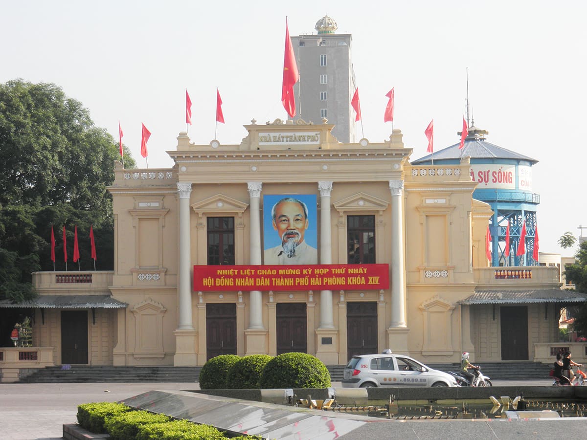 Vẻ đẹp tráng lệ bên ngoài Nhà hát lớn Hải Phòng
