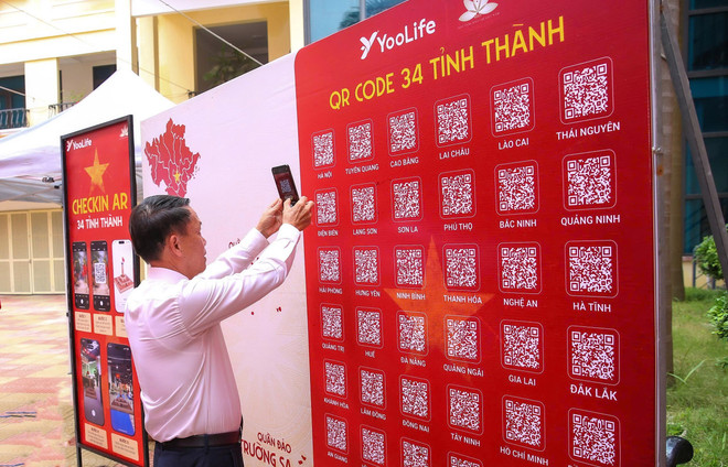 Khách tham quan có thể quét mã QR để khám phá các mô hình 3D công trình văn hóa - lịch sử tại 34 tỉnh, thành phố