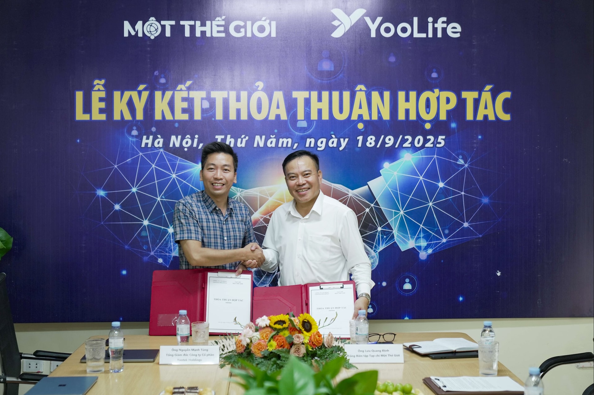 Nhà báo Lưu Quang Định - Tổng Biên tập Tạp chí Một Thế Giới và ông Nguyễn Mạnh Tùng, Tổng Giám đốc Công ty Cổ phần Yootek Holdings ký thỏa thuận hợp tác - Ảnh: Hà Tuấn