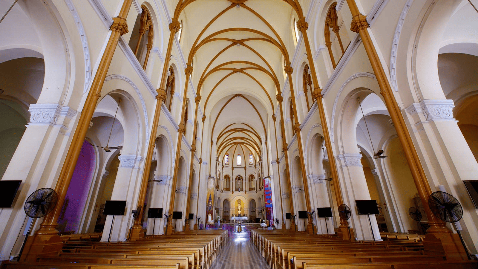 Nhà thờ là sự kết hợp hài hòa giữa phong cách Roman và Gothic, mang đến vẻ đẹp vừa cổ kính vừa thanh thoát