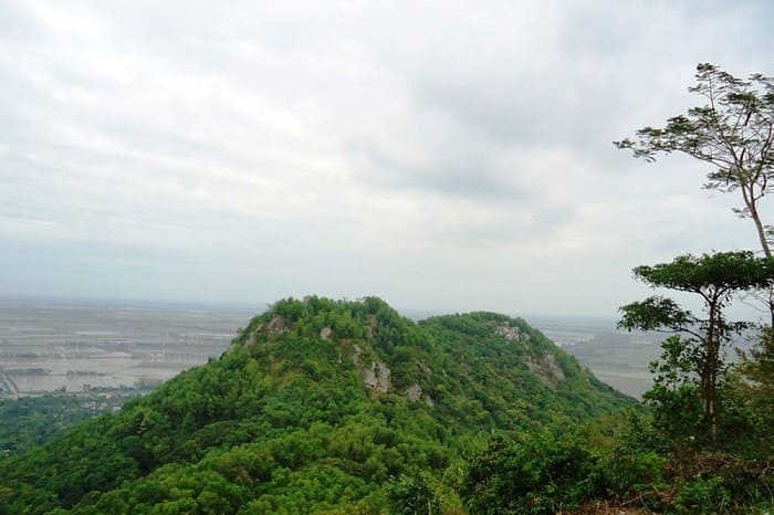 Núi Ba Thê (còn gọi là Hoa Thê Sơn hoặc Vọng Thê) tọa lạc tại thị trấn Óc Eo, huyện Thoại Sơn, tỉnh An Giang