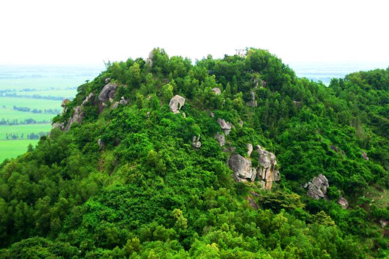 Núi Ba Thê là một phần quan trọng của di tích khảo cổ Óc Eo, minh chứng cho sự phát triển rực rỡ của vương quốc Phù Nam cổ xưa