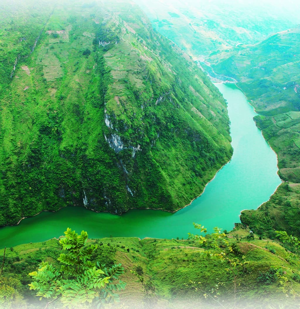 Sông Nho Quế khởi nguồn từ vùng núi Nghiễm Sơn (Vân Nam, Trung Quốc) ở độ cao khoảng 1.800m