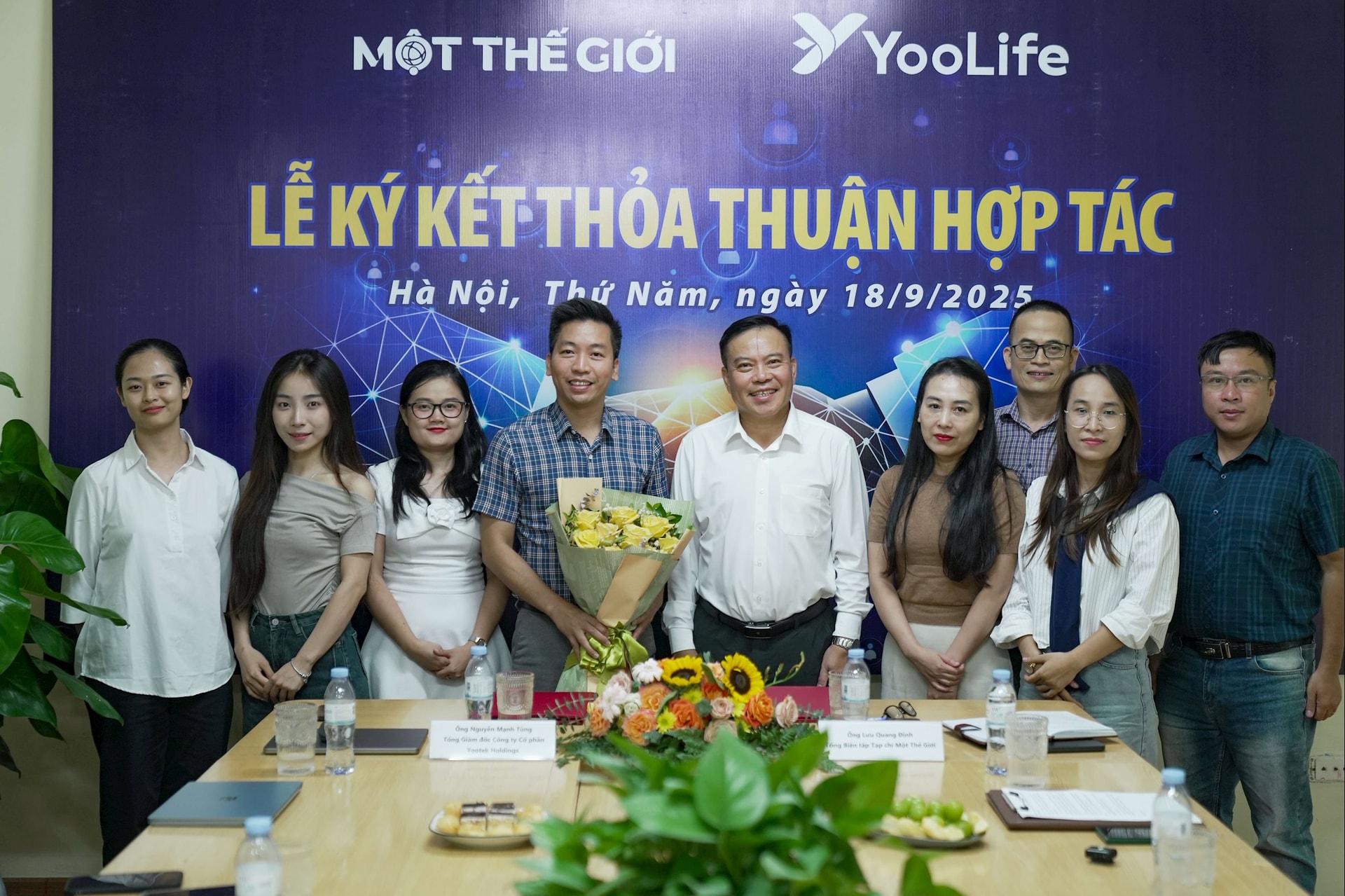 Tạp chí Một Thế Giới và Công ty Yootek chụp ảnh lưu niệm tại Lễ ký kết thỏa thuận hợp tác chiến lược - Ảnh: Hà Tuấn