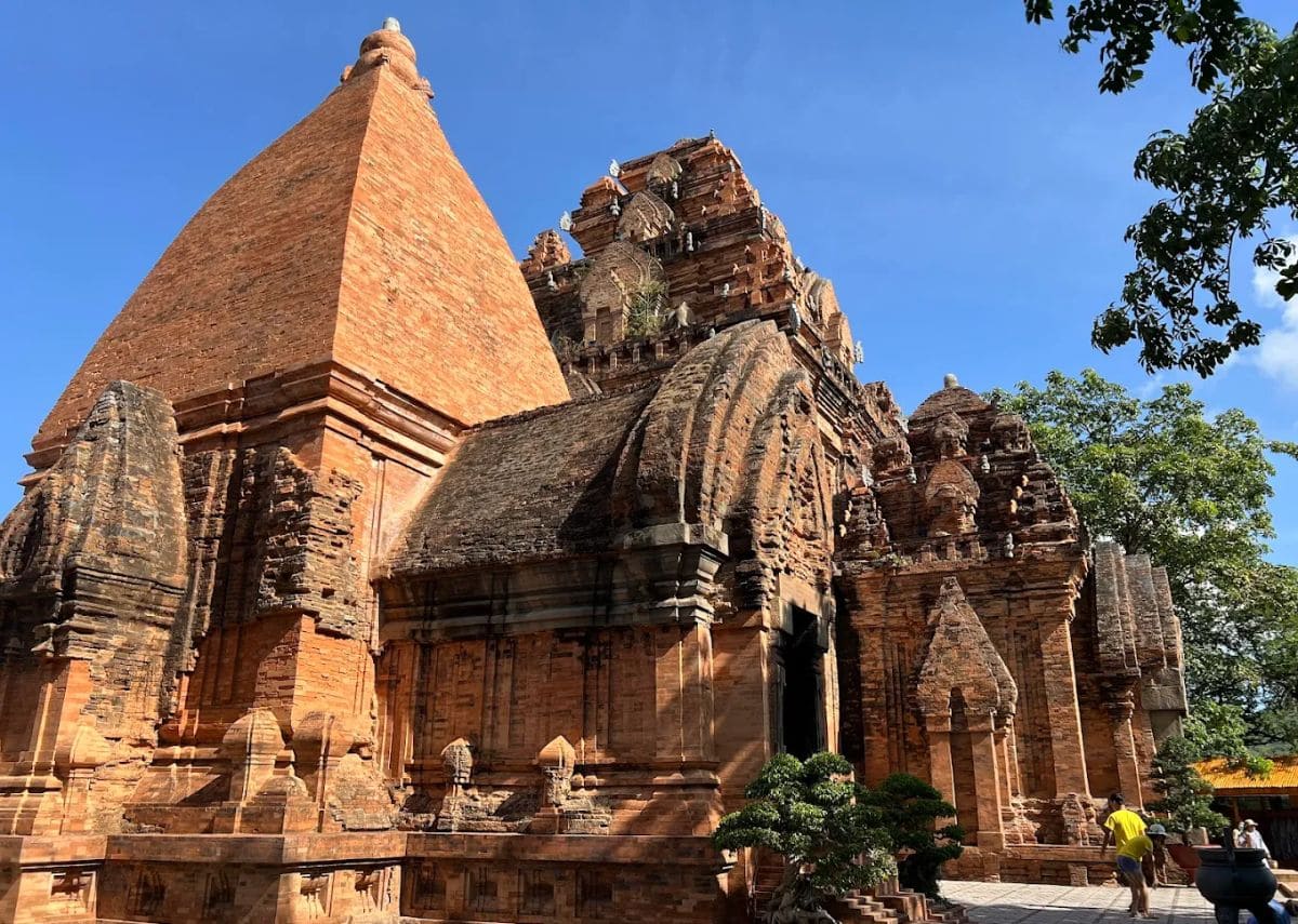 Tháp Nhạn Phú Yên được xây dựng vào khoảng thế kỷ XI, khi vương quốc Chăm Pa đang ở giai đoạn cực thịnh