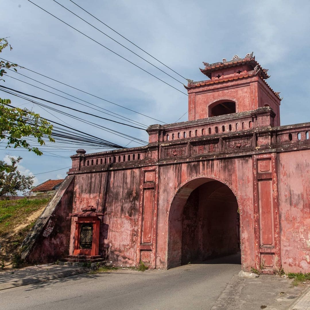 Thành cổ Diên Khánh tọa lạc tại khóm Đông Môn, thị trấn Diên Khánh, cách trung tâm thành phố Nha Trang khoảng 10km về phía Tây