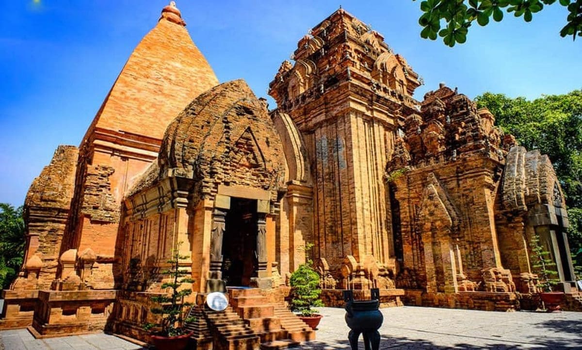 Tháp Bà Ponagar Nha Trang tọa lạc trên một ngọn đồi nhỏ, cạnh cửa sông Cái, thuộc phường Vĩnh Phước
