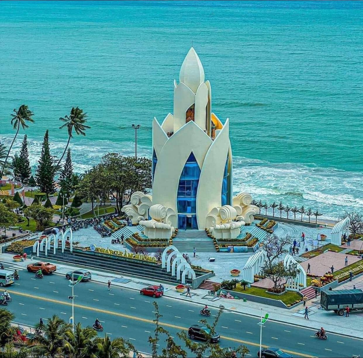 Tháp Trầm Hương tọa lạc tại Quảng trường 2/4 trên đường Trần Phú – tuyến đường ven biển đẹp nhất Nha Trang