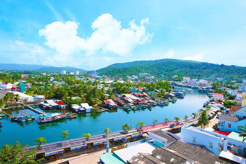 hị trấn Dương Đông thuộc huyện đảo Phú Quốc, tỉnh Kiên Giang, nằm ở bờ Tây đảo Ngọc.