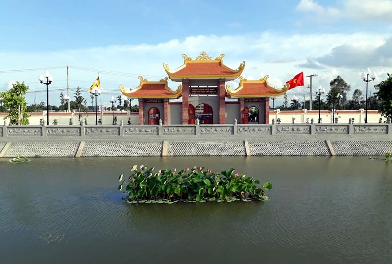 Thiền viện này tu theo Thiền phái Trúc Lâm Yên Tử, một dòng thiền đậm bản sắc văn hóa dân tộc Việt Nam do vua Trần Nhân Tông