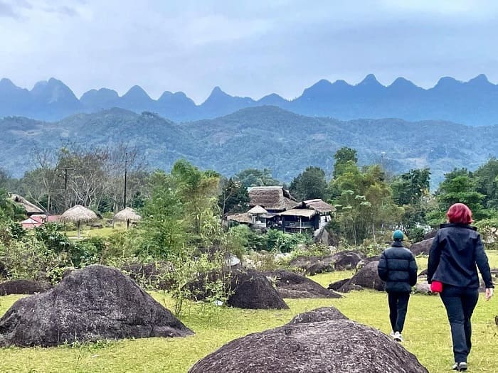 hôn Nà Thác nằm ở xã Phương Độ, huyện Vi Xuyên, chỉ khoảng 10 km từ trung tâm thành phố Hà Giang