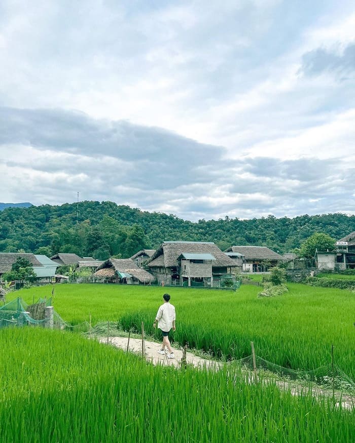 Thôn Tha nằm gọn trong một thung lũng yên bình, được bao bọc bởi núi non trùng điệp.