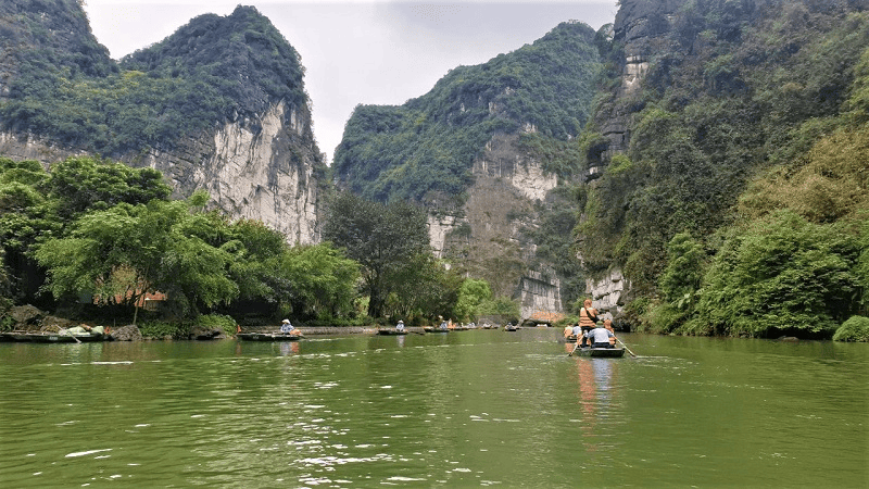 Khu du lịch Bái Đính nằm trong quần thể Tràng An, được biết đến là ngôi chùa có quy mô lớn nhất Việt Nam