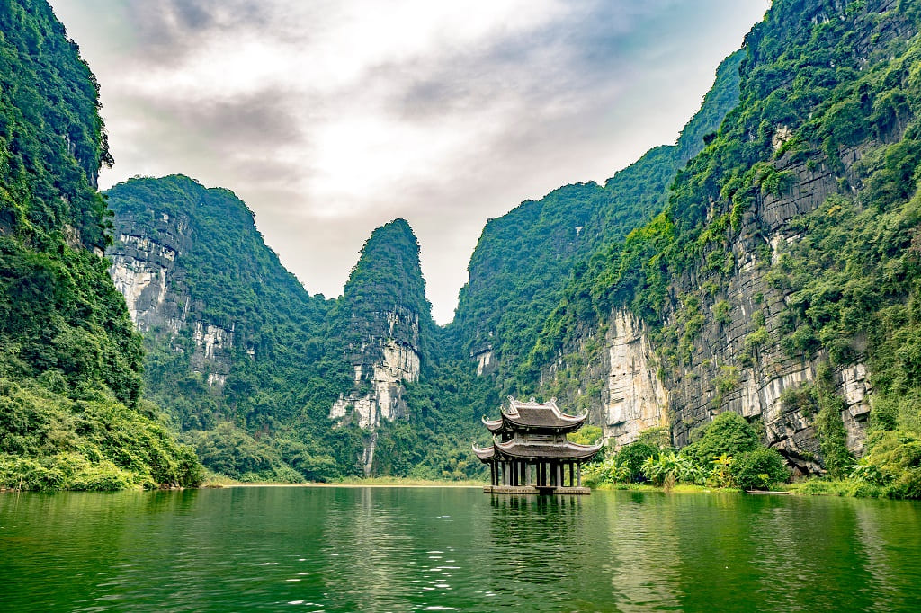 Khu du lịch Tràng An nằm trong Quần thể danh thắng Tràng An thuộc tỉnh Ninh Bình