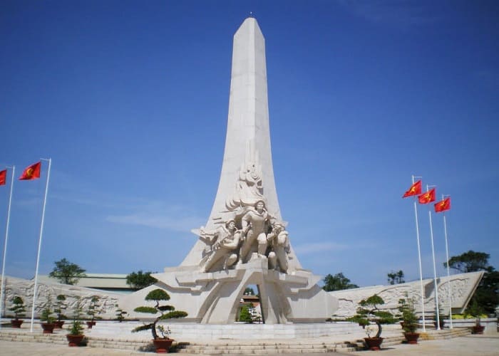 Tượng đài chiến thắng Đồng Xoài nằm tại phường Tân Phú, thành phố Đồng Xoài, tỉnh Bình Phước
