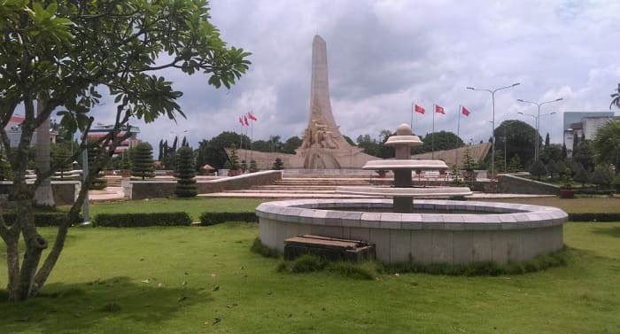 Tượng đài chiến thắng Đồng Xoài là điểm dừng chân không thể bỏ qua với những ai muốn tìm hiểu lịch sử kháng chiến của Việt Nam