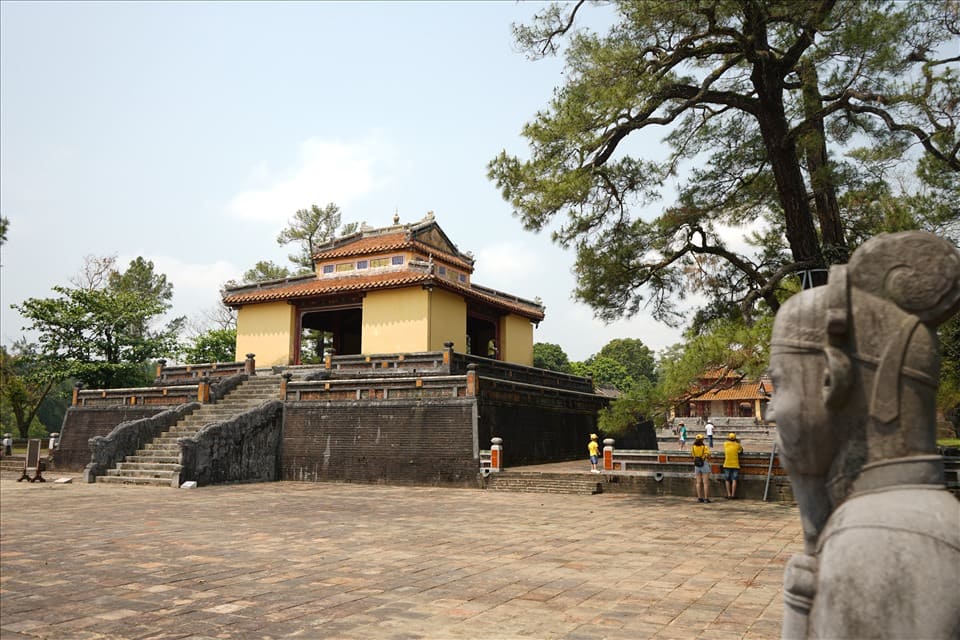 Lăng Minh Mạng, còn được gọi là Hiếu Lăng, nằm trên núi Cẩm Kê, thuộc xã Hương Thọ, thị xã Hương Trà