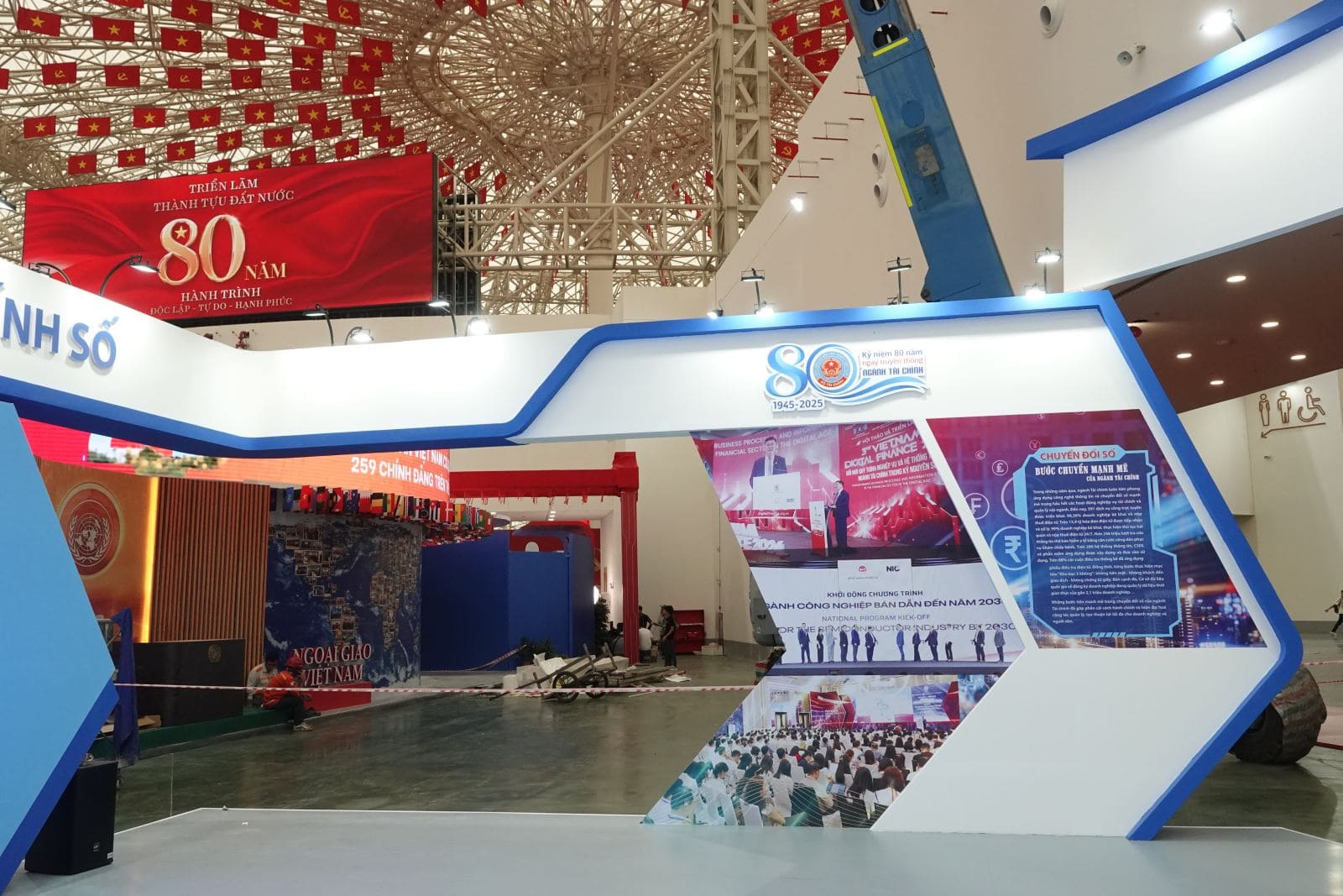 Truyền thống và hiện đại hòa quyện trong không gian triển lãm