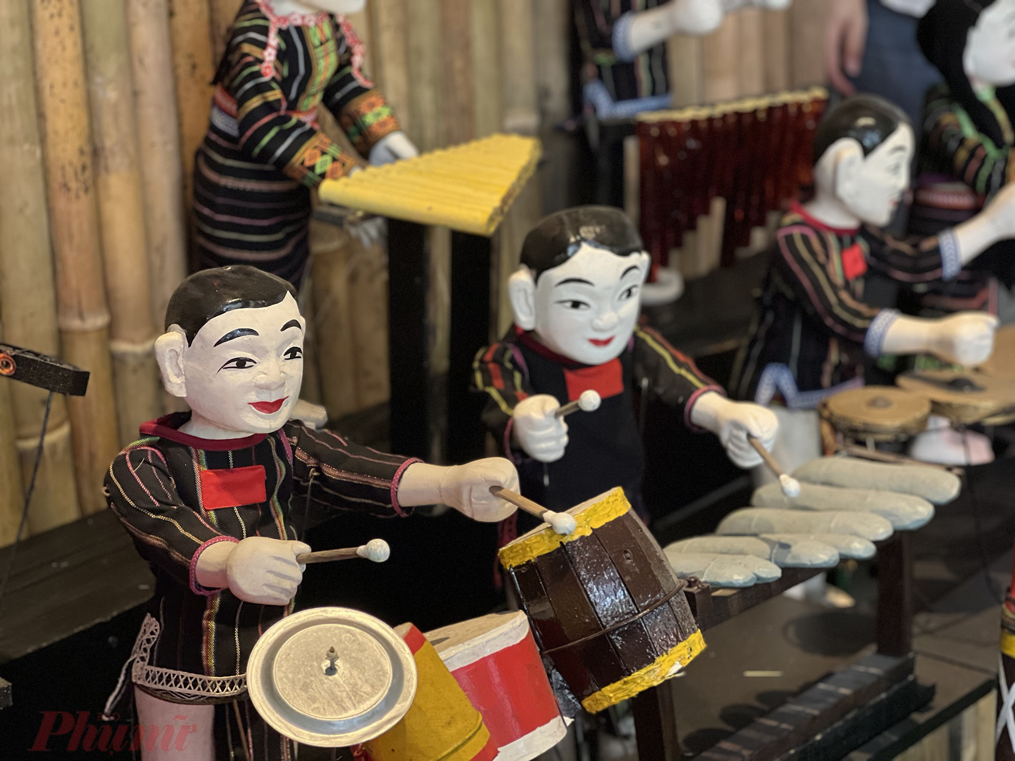 Trống cái là nhạc cụ chỉ huy toàn bộ dàn nhạc múa rối nước. Khi trống nổi lên, nghệ nhân rối bắt đầu biểu diễn: khi trống dứt, màn diễn kết thúc