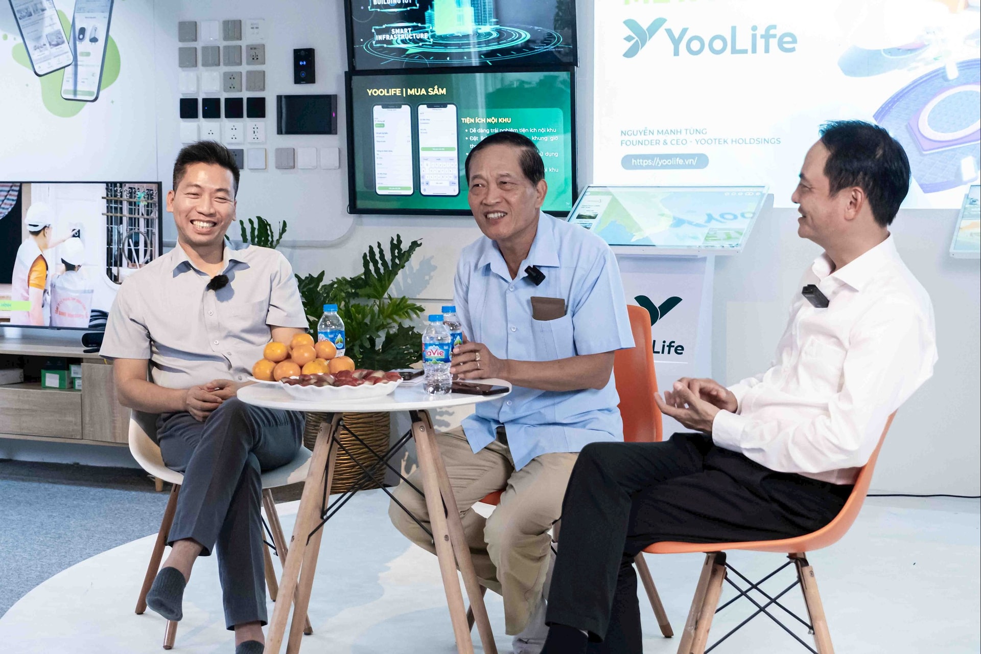 TS Trần Văn Tùng - Chủ tịch Hội Thông tin KH&CN Việt Nam, Founder YooLife Nguyễn Mạnh Tùng và ông Nguyễn Khoa Bảo Chủ tịch FSI tại công ty YooLife