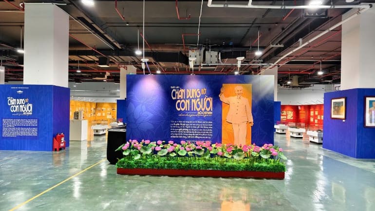 Không gian trưng bày được thiết kế thành 5 phần nội dung chính, tái hiện hành trình từ khi Người ra đi tìm đường cứu nước