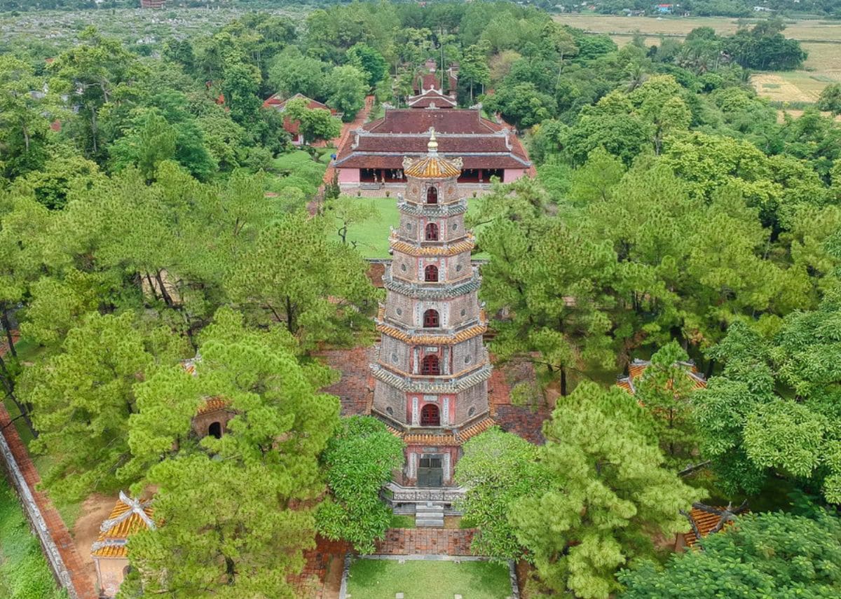 Chùa Thiên Mụ tọa lạc trên đồi Hà Khê, phía tả ngạn sông Hương, một vị trí vừa uy nghi, vừa thơ mộng.