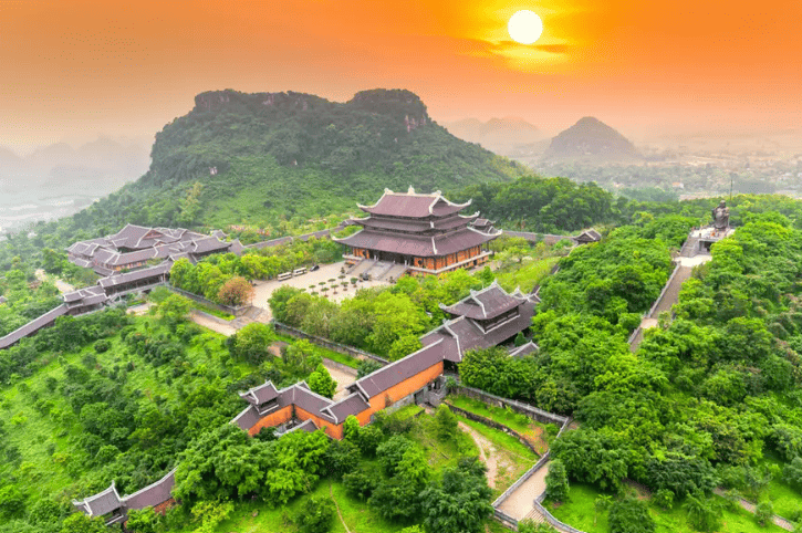 Chùa Bái Đính nằm ở xã Gia Sinh, huyện Gia Viễn, tỉnh Ninh Bình, cách trung tâm thành phố Hà Nội khoảng 95km về phía Nam.