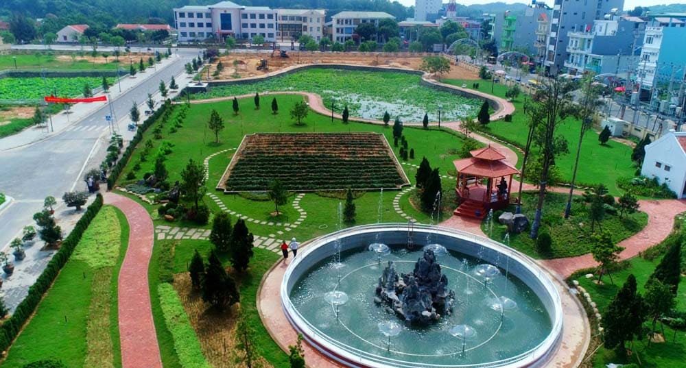 Công viên Tùng tạo điểm nhấn cảnh quan ấn tượng, gắn liền với biểu tượng lịch sử thiêng liêng của đảo.