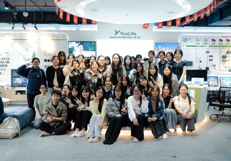 [BÀI GIẢNG 2] SINH VIÊN KHOA DI SẢN TRẢI NGHIỆM CÔNG NGHỆ SỐ TẠI SHOWROOM YOOLIFE