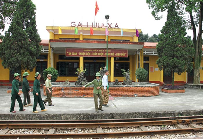 Đại đội 915 đang làm nhiệm vụ cứu trợ, san lấp hố bom, đảm bảo thông tuyến. Khi lệnh hầm trú ẩn được phát