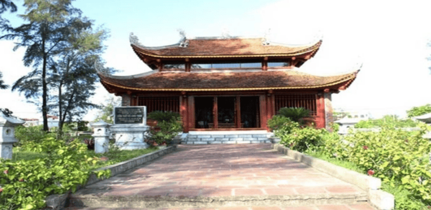 Khu lưu niệm Chủ tịch Hồ Chí Minh trên đảo Cô Tô được quy hoạch hài hòa giữa thiên nhiên và kiến trúc, mang đến một không gian trang nghiêm,