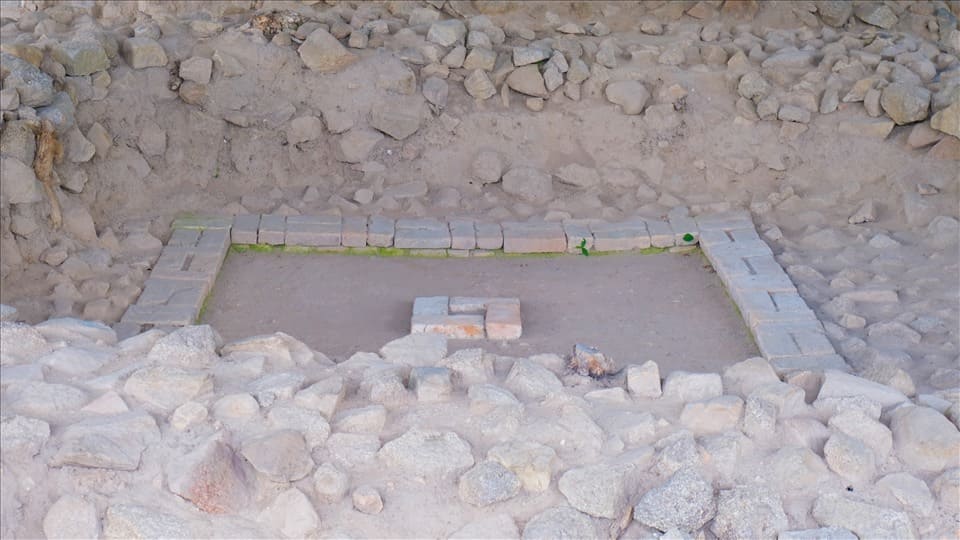 Di tích Gò Út Trạnh nằm trong thị trấn Óc Eo, huyện Thoại Sơn, tỉnh An Giang,