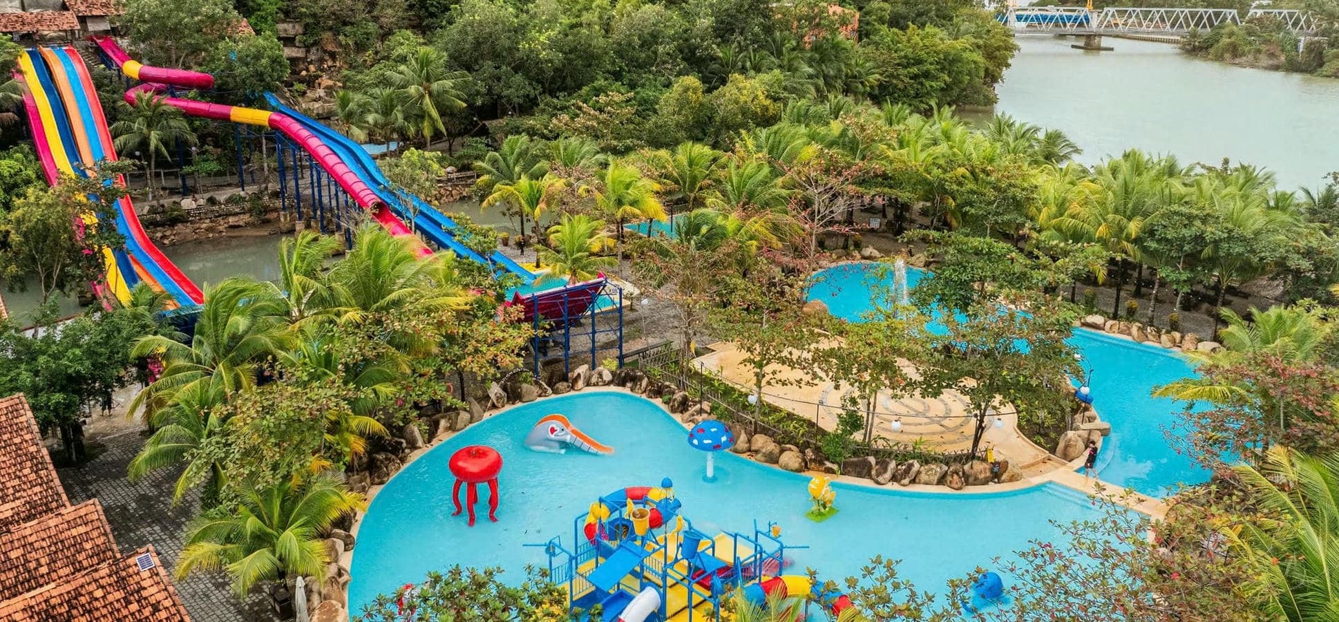 Hồ bơi khoáng và khu vui chơi