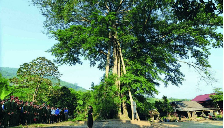 Cụm di tích bao gồm nhiều địa điểm nổi bật như Thác Khuôn Tát (hay còn gọi là Thác Bảy Tầng), lán Khuôn Tát, hầm Bác Hồ, đồi Na Đình
