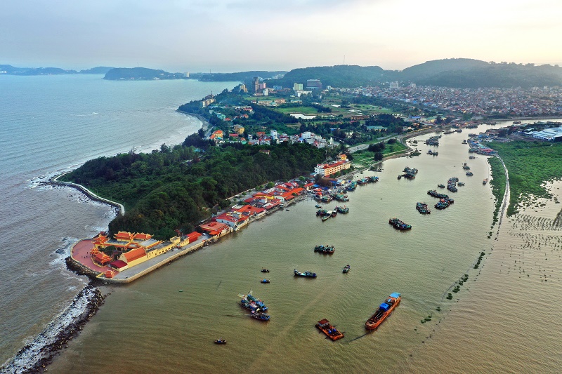 Quận Đồ Sơn là một trong những điểm đến nổi tiếng nhất của thành phố Hải Phòng, nằm cách trung tâm khoảng 22 km về phía Đông Nam