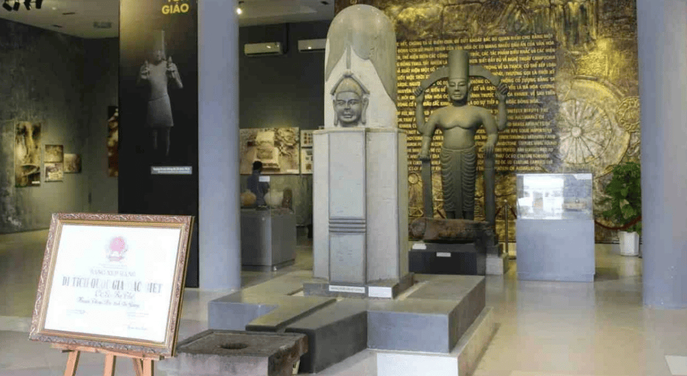 văn hóa Óc Eo và cuộc sống của người Nam Bộ cổ đại, du khách không thể bỏ qua khu di tích khảo cổ và nhà trưng bày