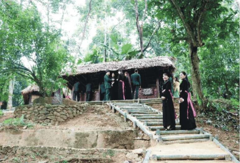 Di tích Bác Hồ ở Tỉn Keo nằm giữa vùng núi rừng Việt Bắc hùng vĩ, thuộc xã Phú Đình, huyện Định Hóa